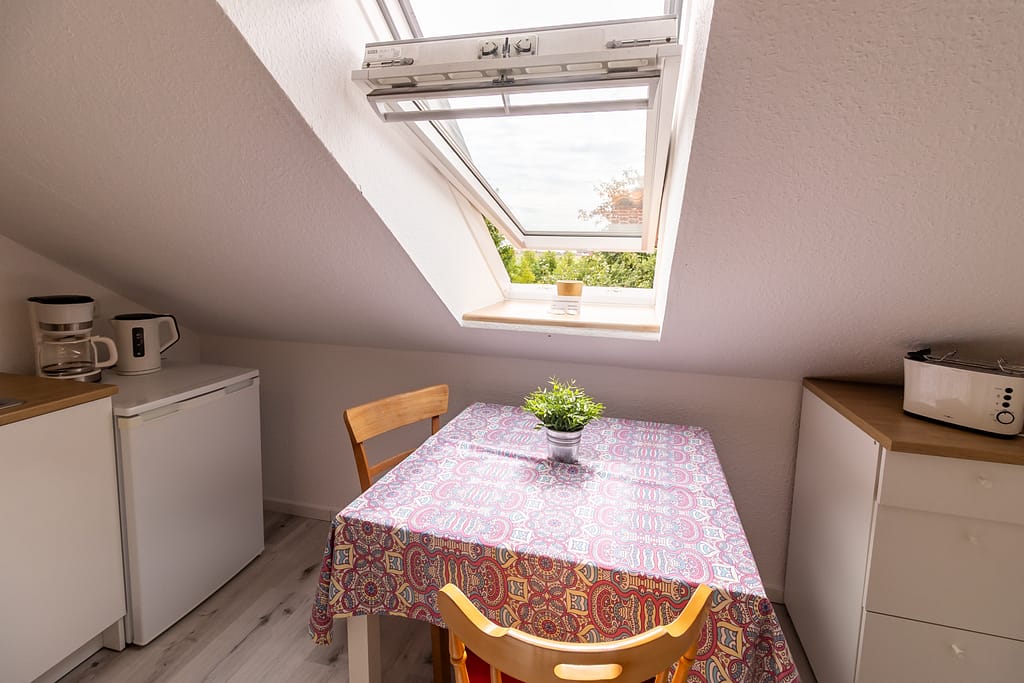 Essbereich mit Bick nach Greetsiel, Ferienwohnung Zum Siel